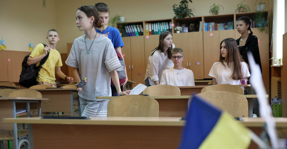 У Раді пояснили, чому відтермінували підвищенням зарплат учителям 1