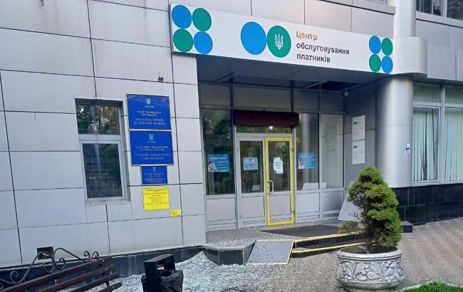 Атака на Київ 28 серпня - пошкоджені будівля ГУ ДПС, банку Кредит Дніпро та ОТП Банк, фото 1