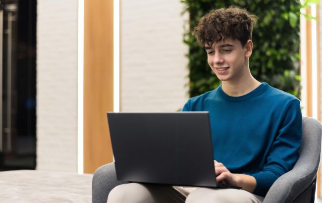 Найкращі ноутбуки для навчання в школі - список 1