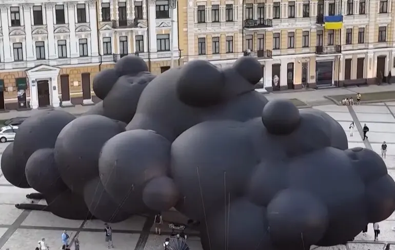 Негода знищила українську інсталяцію Black Cloud — буря накрила Burning Man — новини культури 1