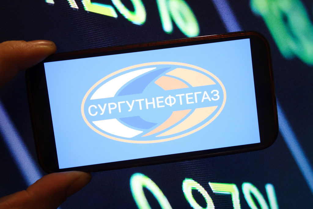 Невідомий інвестор почав скуповувати акції найбагатшої нафтової компанії РФ 1