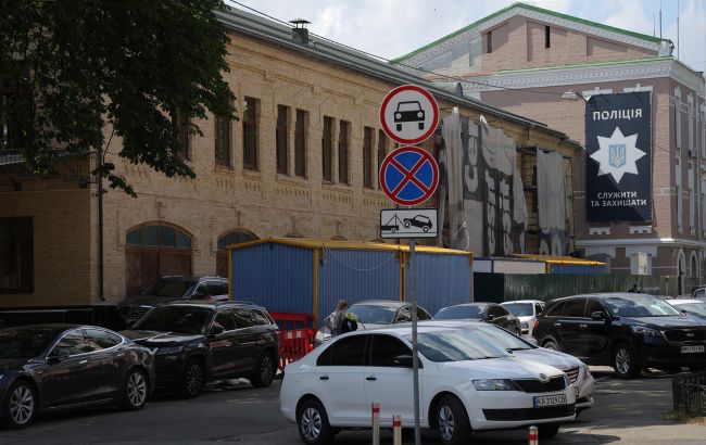 Паркування автомобіля біля паркану та на траві - юрист пояснив, де заборонено та що не вважається газоном 1