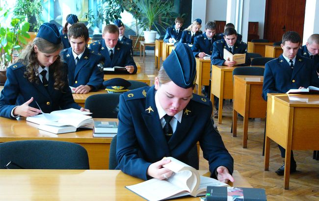 Студенти НАУ повинні були ходити у формі через схему заробітку екс-ректора Максима Луцького 1