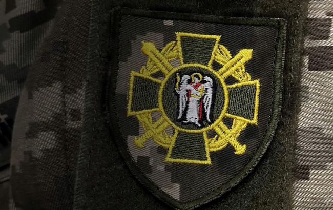 У Києві в ТЦК чоловік поводився агресивно і порізав руку - його доправили до Київської міської клінічної лікарні 1