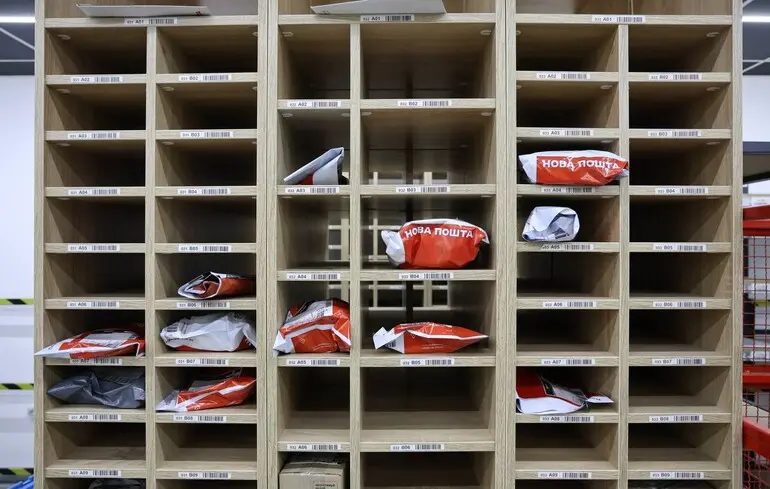 Удар по сортувальному депо Нової пошти в Києві – відправку посилок затримують 1