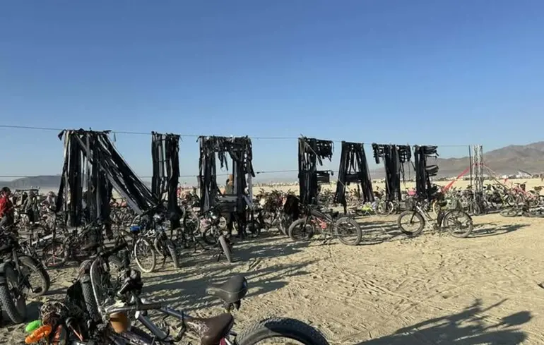 Українське мистецтво на Burning Man — Чорну хмару перетворили після бурі у нову інсталяцію — новини культури 1