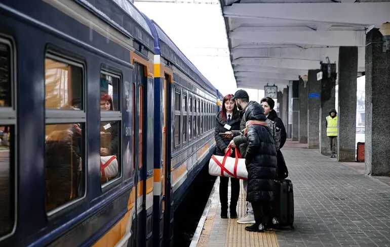В Укрзалізниці через обстріли затримуються кулька поїздів 1