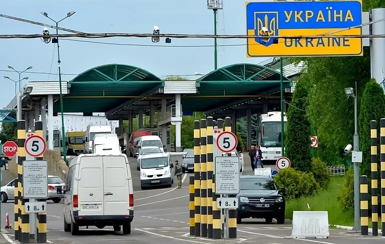 Виїзд чоловіків за кордон віком 18-22 років - уряд опублікував постанову 1