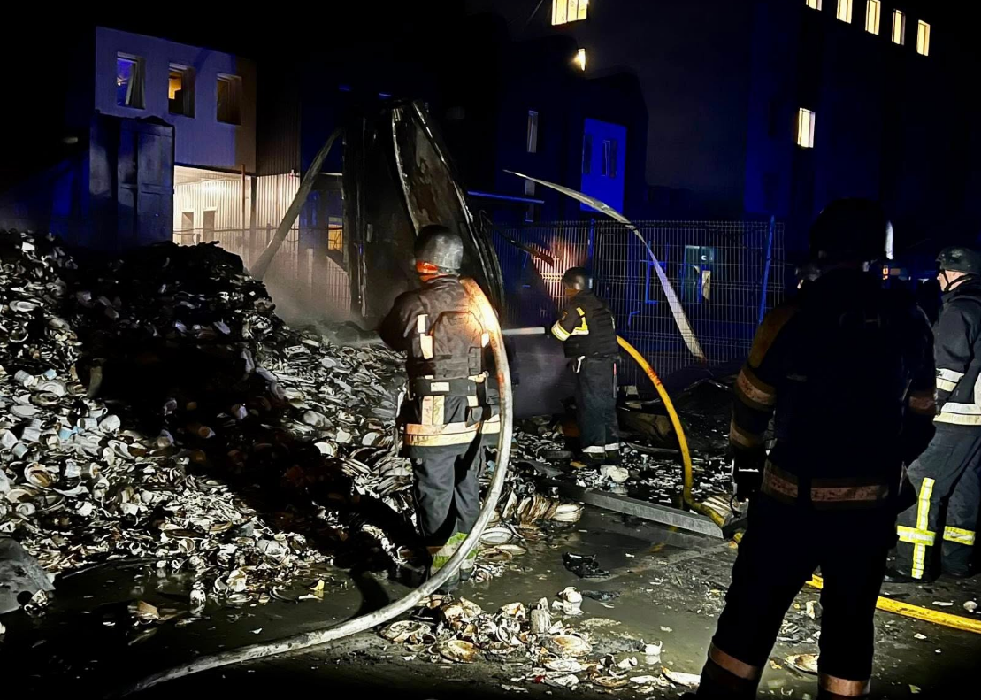 Атака дронів на Київську область спричинила пожежі й забруднення повітря у Фастівському районі 5