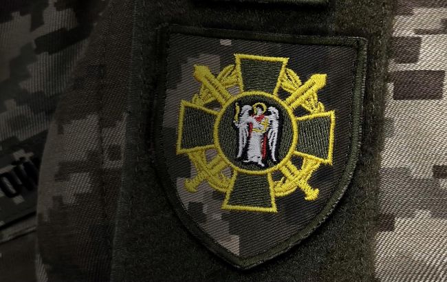 Чоловік у розшуку в Києві вкусив поліцейського при перевірці документів і потрапив до ТЦК на ВЛК 1