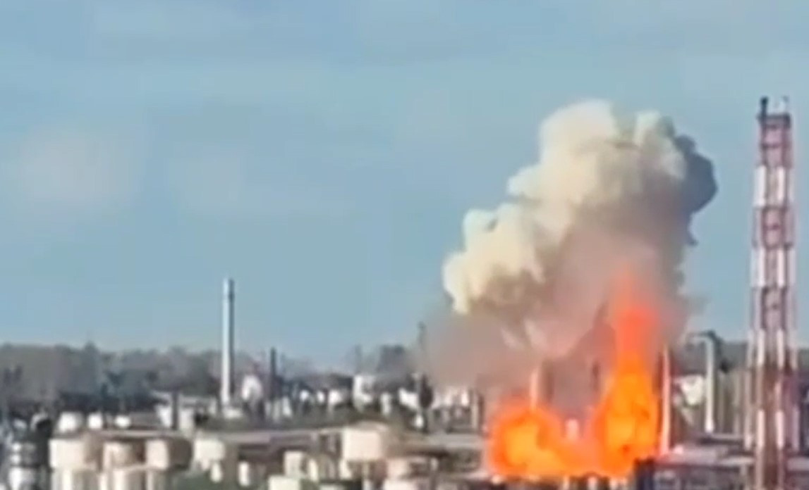 Дрони ГУР поцілили по російському НПЗ в Уфі, що за 1 350 км від України 1