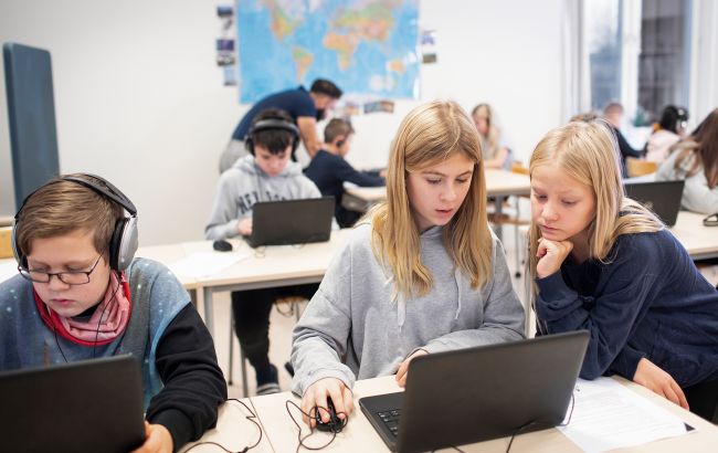 Фейк про покарання в школах України за російську мову спростував ЦПД 1