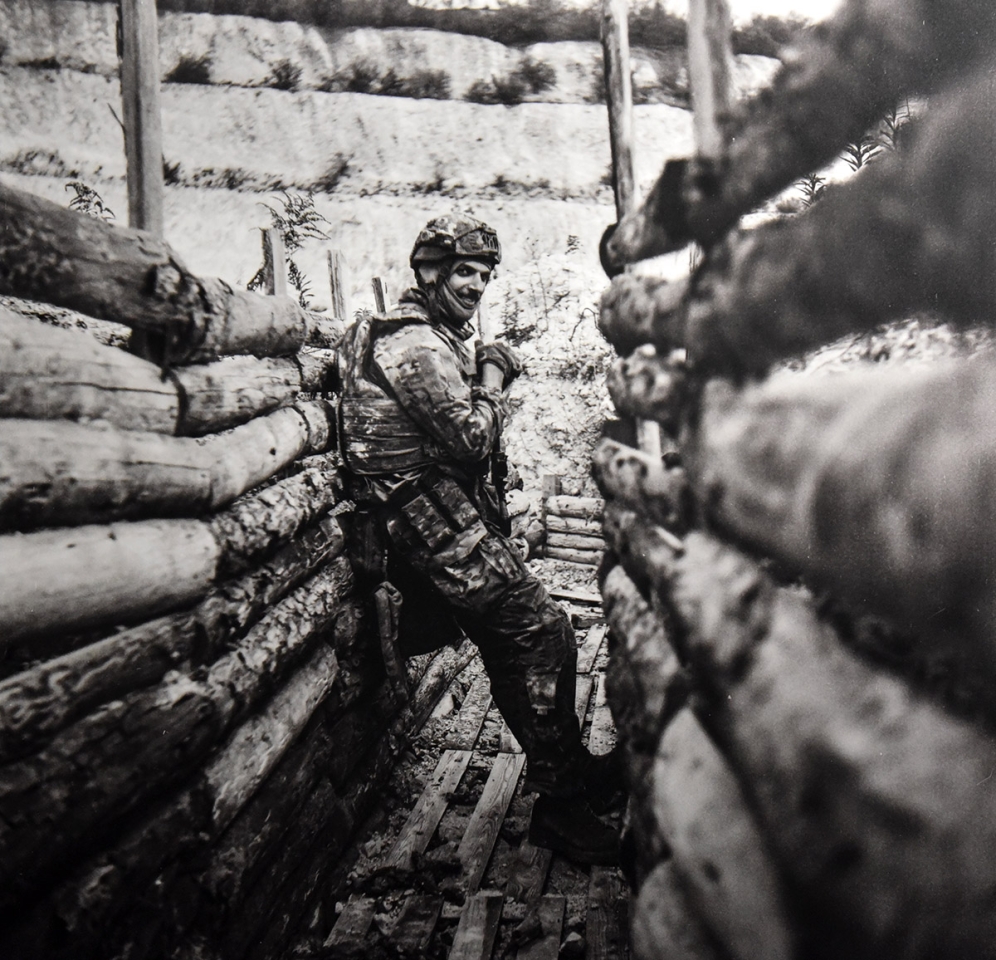 Фотовиставка «Калібр 120х35 мм» - бійці «Азову» показали фронтове життя у фотографіях - фото 26