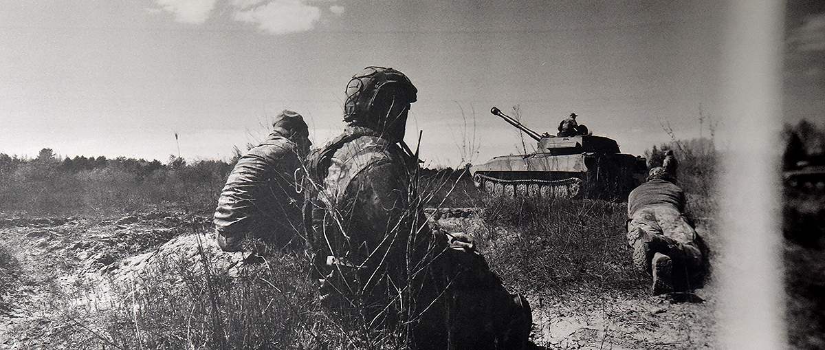 Фотовиставка «Калібр 120х35 мм» - бійці «Азову» показали фронтове життя у фотографіях - фото 27