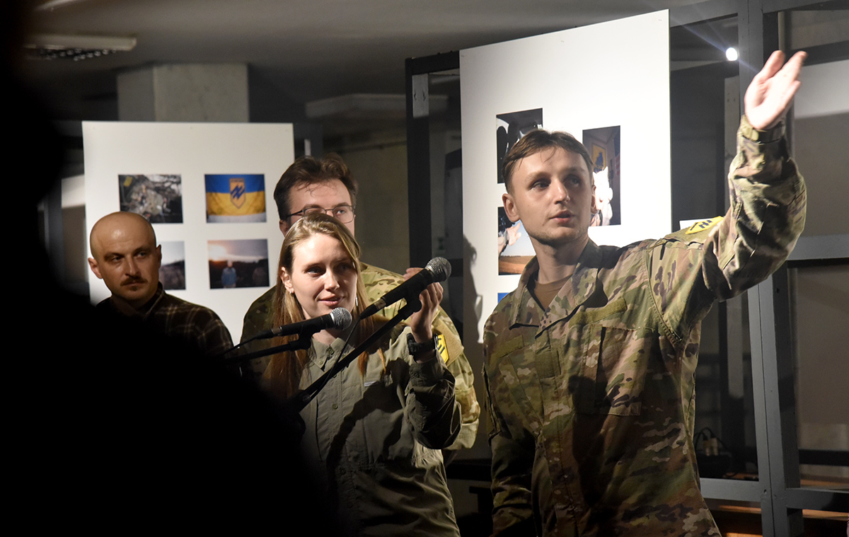 Фотовиставка «Калібр 120х35 мм» - бійці «Азову» показали фронтове життя у фотографіях - фото 29