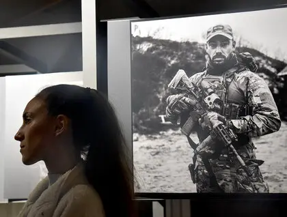 Фотовиставка «Калібр 120х35 мм» - бійці «Азову» показали фронтове життя у фотографіях - фото 11