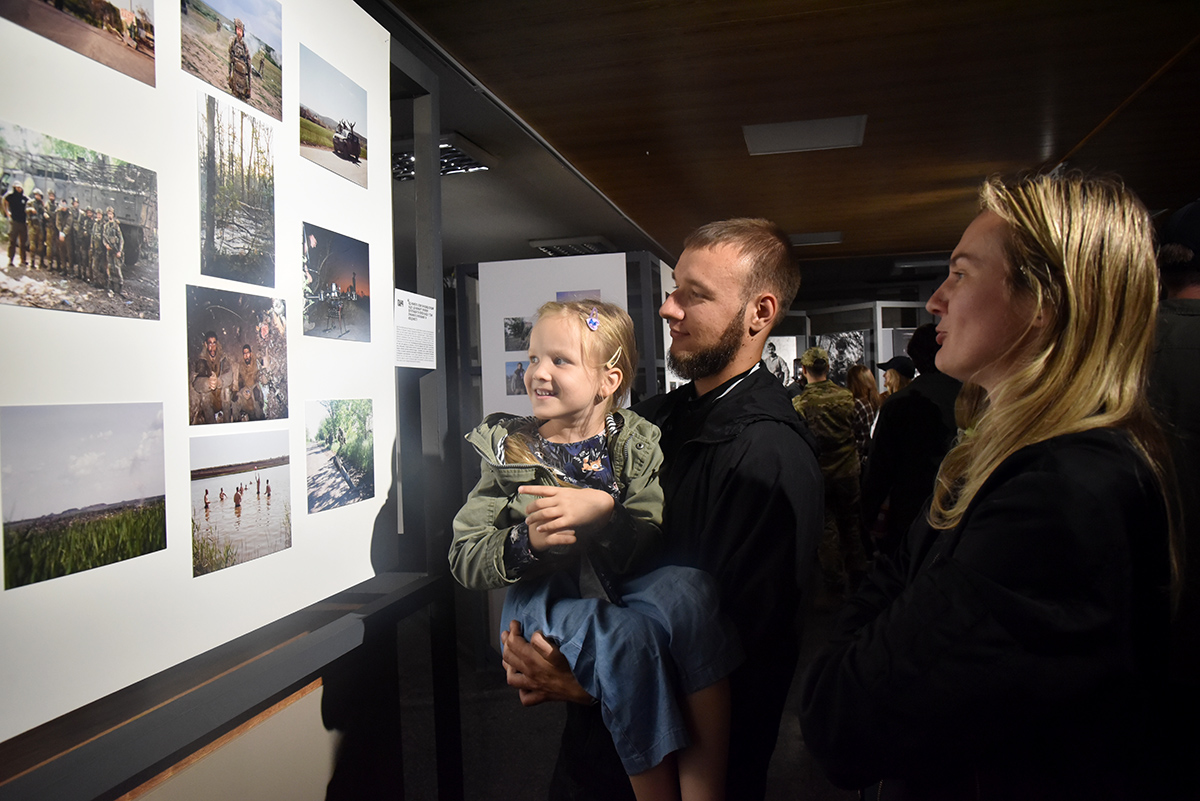 Фотовиставка «Калібр 120х35 мм» - бійці «Азову» показали фронтове життя у фотографіях - фото 23