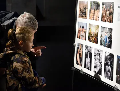 Фотовиставка «Калібр 120х35 мм» - бійці «Азову» показали фронтове життя у фотографіях - фото 1