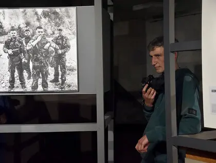 Фотовиставка «Калібр 120х35 мм» - бійці «Азову» показали фронтове життя у фотографіях - фото 4