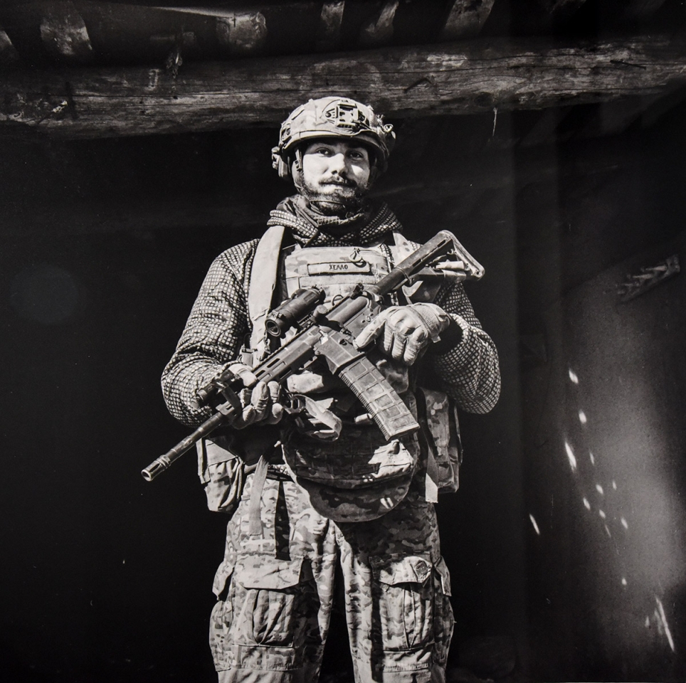 Фотовиставка «Калібр 120х35 мм» - бійці «Азову» показали фронтове життя у фотографіях - фото 25