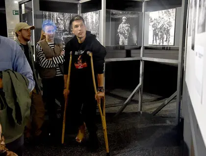 Фотовиставка «Калібр 120х35 мм» - бійці «Азову» показали фронтове життя у фотографіях - фото 8