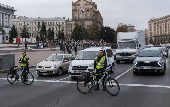 Хвилина мовчання в Києві зупиняє рух на Хрещатику, але не для всіх - винятки, повітряна тривога 1