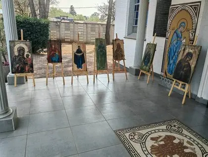 «Ікони на ящиках з-під озброєнь» - український мистецький проєкт уперше презентували в Африці - фото 1