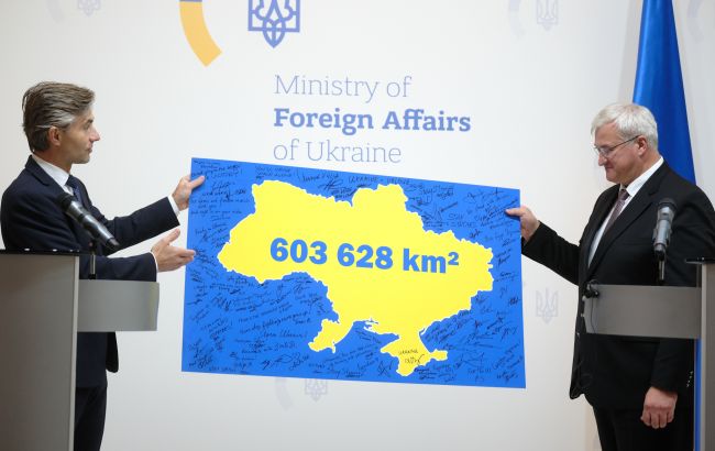 Карту України без окупованих територій подарував литовський міністр Сибізі - фото, відео 1