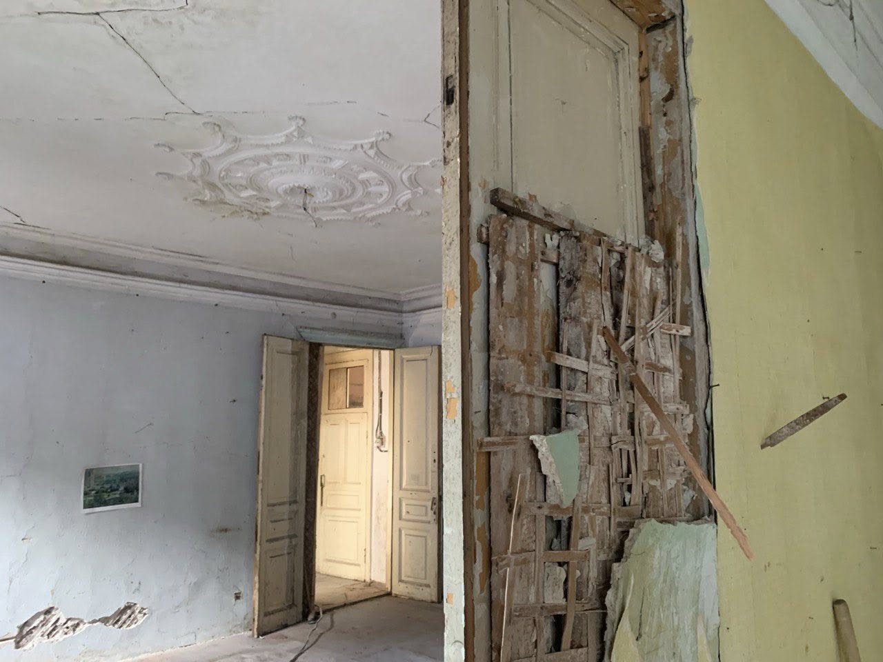 КМДА заборонив проведення робіт у пам'ятці на Андріївському узвозі, яку пошкодили при реставрації 3