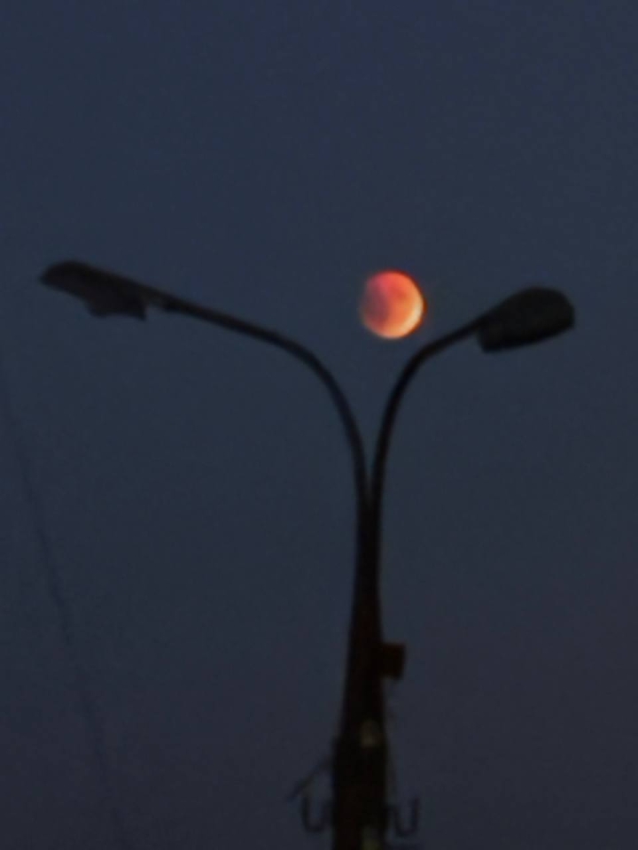 Місячне затемнення 7 вересня 2025 - понад 6 мільярдів людей побачили червоний супутник Землі - фото 35