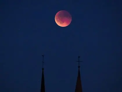 Місячне затемнення 7 вересня 2025 - понад 6 мільярдів людей побачили червоний супутник Землі - фото 12