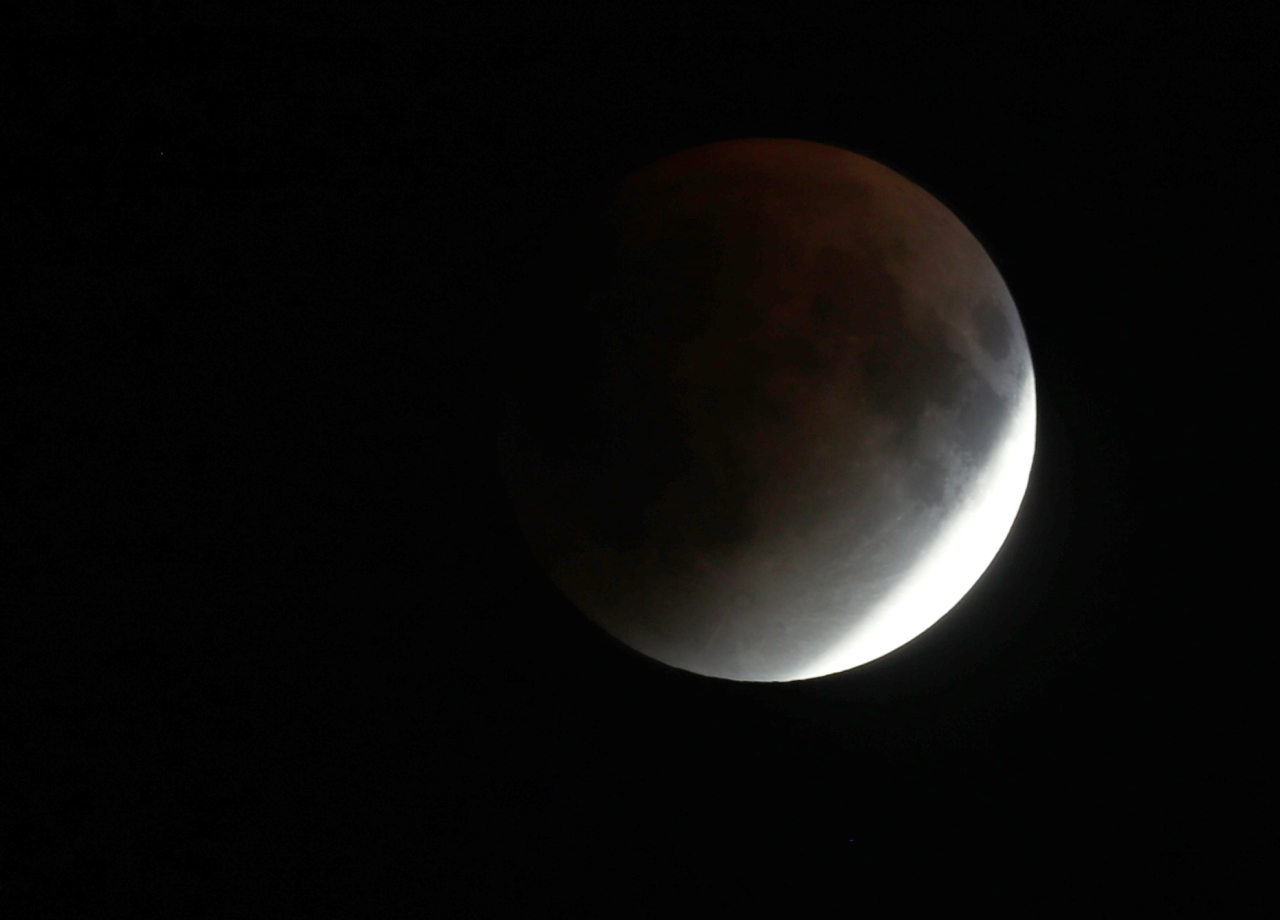 Місячне затемнення 7 вересня 2025 - понад 6 мільярдів людей побачили червоний супутник Землі - фото 33
