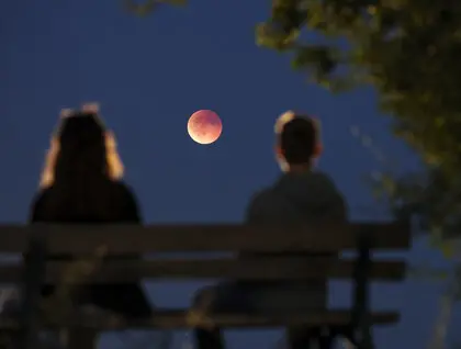 Місячне затемнення 7 вересня 2025 - понад 6 мільярдів людей побачили червоний супутник Землі - фото 1