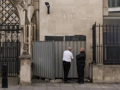 Новий мурал Бенксі - протест і правосуддя зійшлися на стіні суду - фото 3