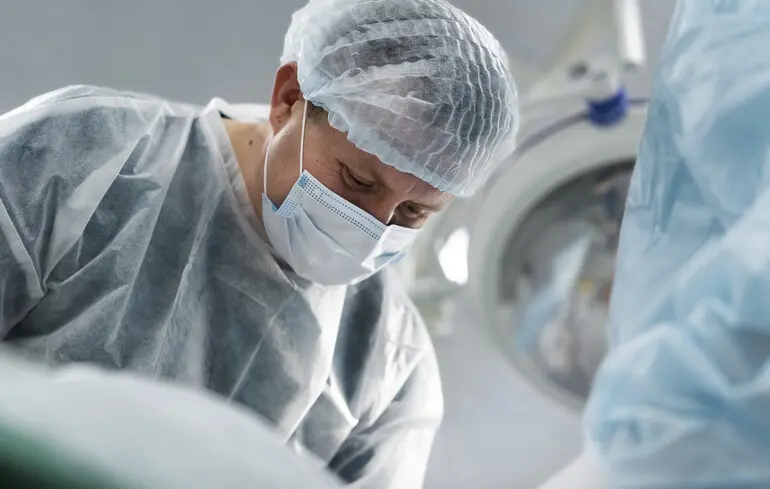 Операція за допомогою штучного інтелекту - у Чилі хірург вперше самостійно прооперував людину - новини технологій 1