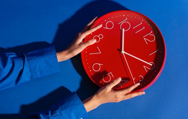 Переведення годинників на зимовий час 2025 в Україні буде в жовтні - коли і куди крутити стрілки 1