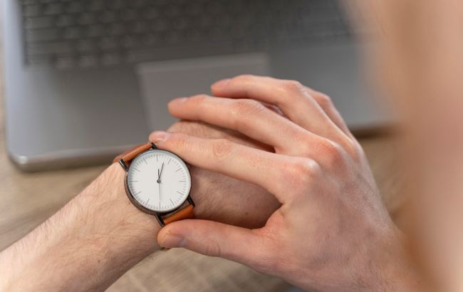 Переведення годинників на зимовий час 2025 в Україні - чи скасували перехід, коли буде 1