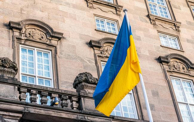 Прапор України у Кропивницькому чоловік зірвав та топтав ногами 1