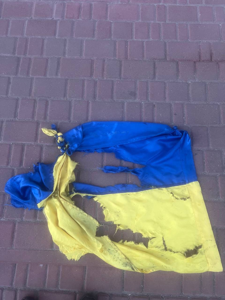 Прапор України у Кропивницькому чоловік зірвав та топтав ногами 2