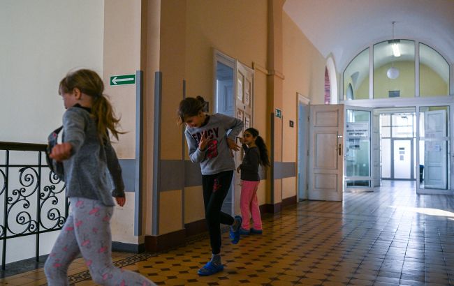 Росіяни погрожували інтернатом дівчинці в окупації, яку вдалось забрати 1