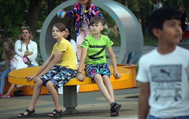 Російська пропаганда дійшла до садочків - дітям завезли підручники про війну 1