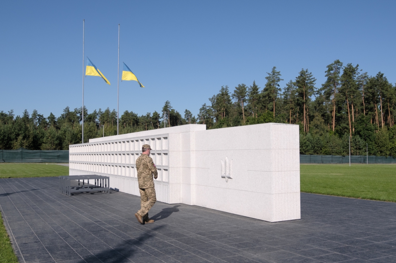 Сергій Дербін в інтерв'ю D.UA про військове меморіальне кладовище і вшанування пам'яті героїв 11