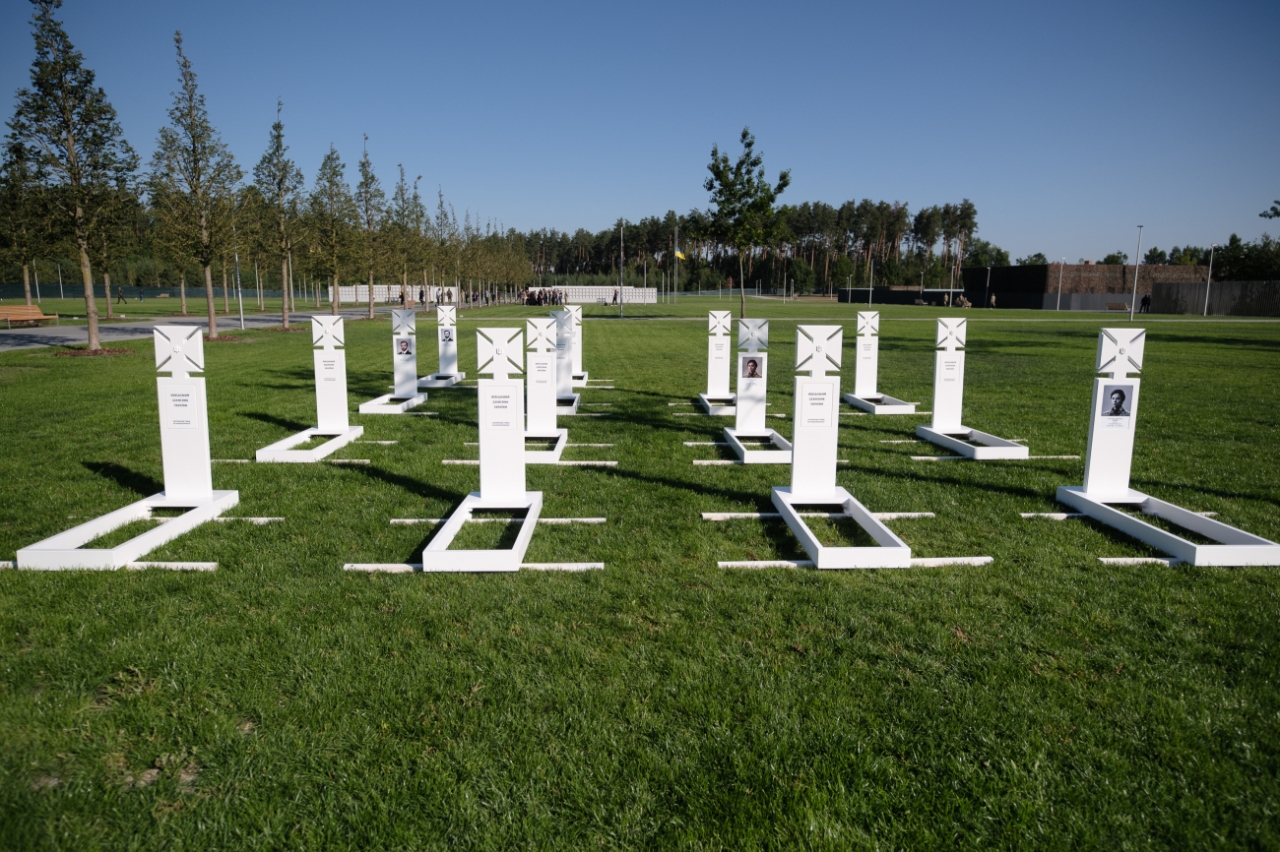 Сергій Дербін в інтерв'ю D.UA про військове меморіальне кладовище і вшанування пам'яті героїв 13