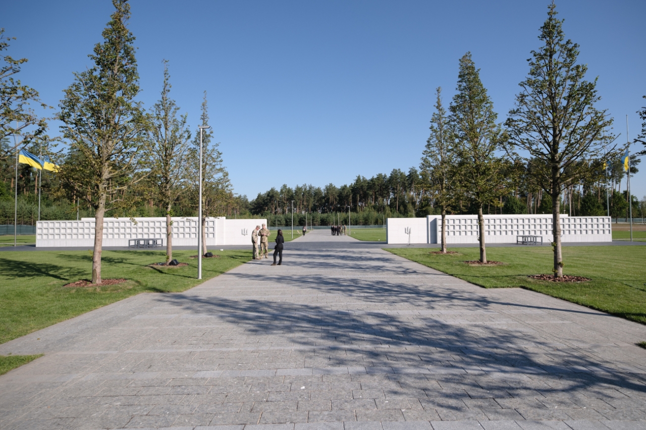 Сергій Дербін в інтерв'ю D.UA про військове меморіальне кладовище і вшанування пам'яті героїв 12