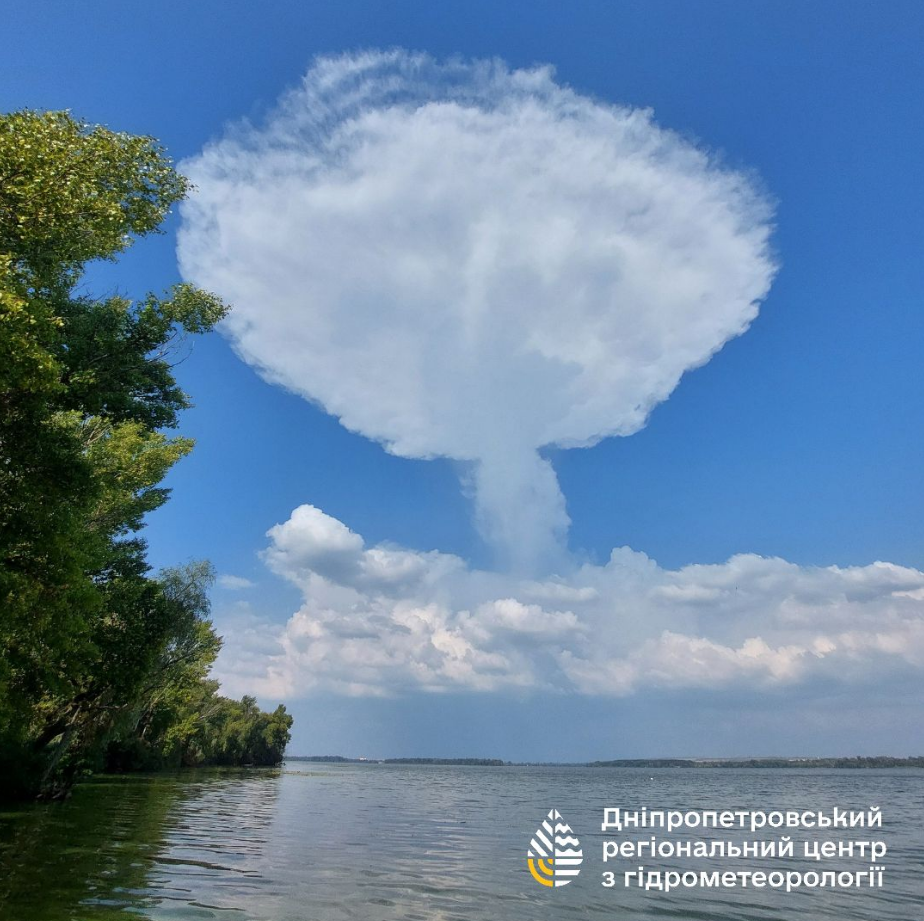Схожа на гриб купчасто дощова волосата хмара в небі над Дніпром здивувала українців - фото 2
