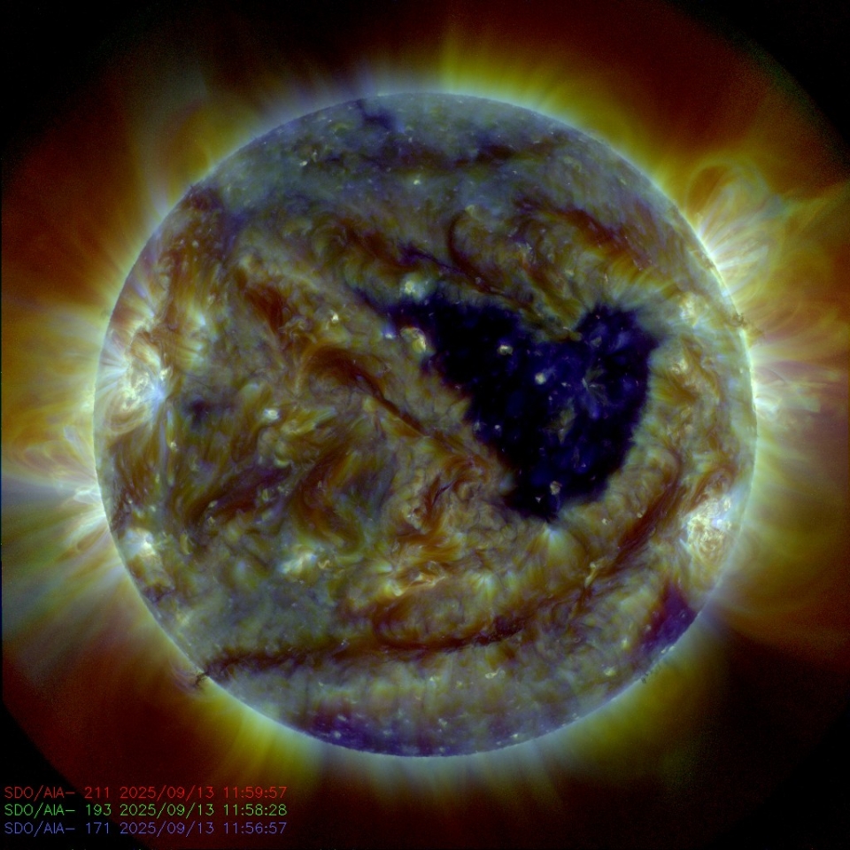 Сонце намалювало серце - корональна діра викликала бурі та полярні сяйва - новини космосу 2