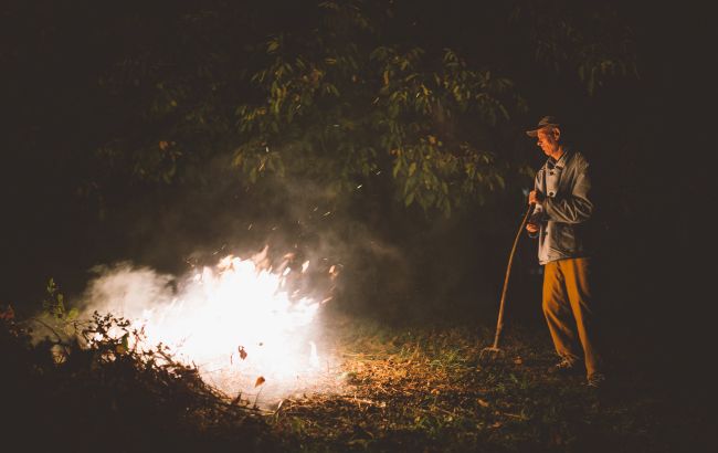 Спалювання сухої трави, листя, рослинності або сміття в Україні заборонене - який штраф, покарання 1