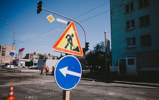 У Києві 25 вересня обмежать рух на кількох вулицях у Деснянському районі, а також впроваджують нову схему організації руху на перехресті в Дарницькому районі. 1