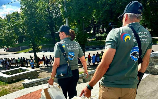 У Києві роздаватимуть гуманітарну допомогу біля Палацу "Україна" 1