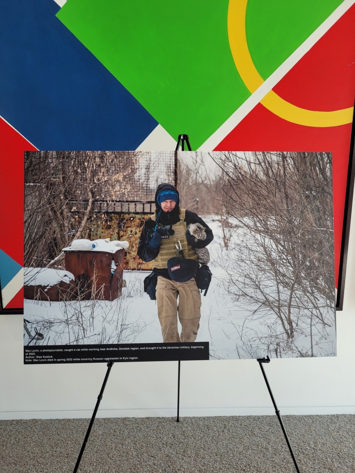 У штаб-квартирі ЄБРР відкрили фотовиставку про українських журналістів - фото 14